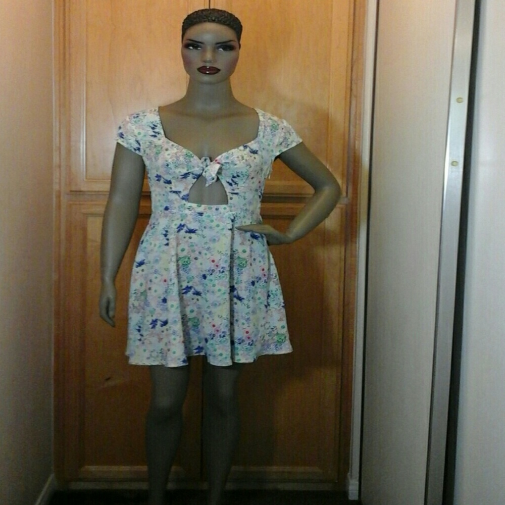 Dress - Picture 2 of 8